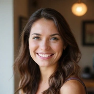 Retrato de Laura, una mujer sonriente, con una piel radiante y un semblante tranquilo.