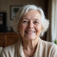 Retrato de Sofía, una mujer mayor sonriente, con un semblante sereno y feliz.