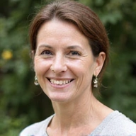 Retrato de Ana, una mujer sonriente de mediana edad, con un aspecto vibrante y saludable.